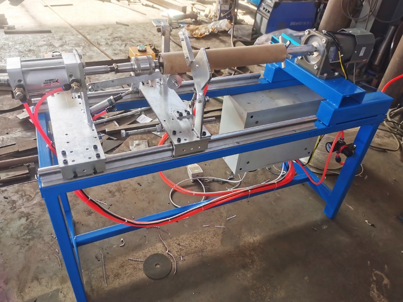 猫爬架中的纸管缠麻机